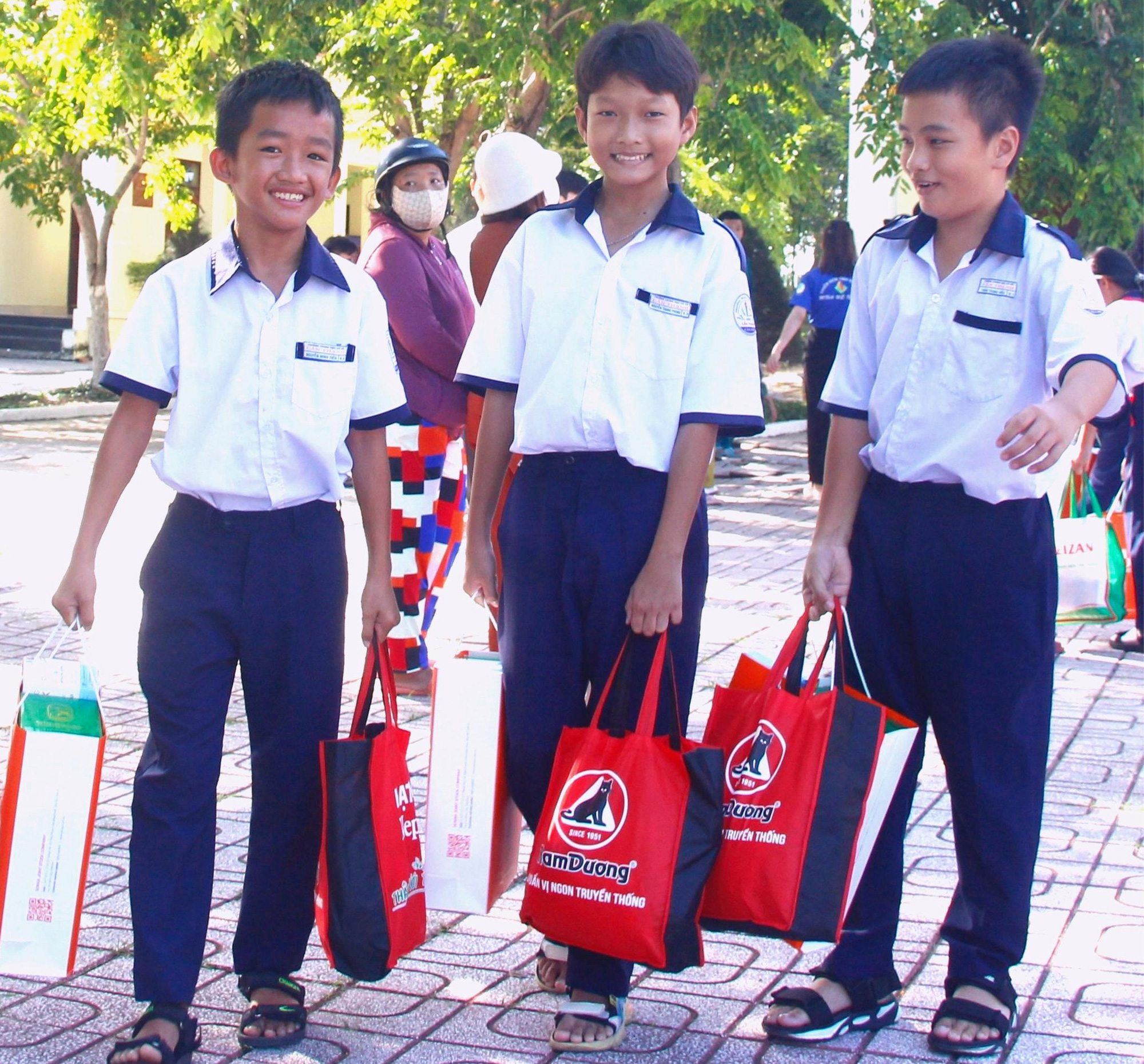 Niềm vui của các bạn học sinh vừa nhận được quà - Ảnh: C.TRIỆU Niềm vui của các bạn học sinh vừa nhận được quà - Ảnh: C.TRIỆU