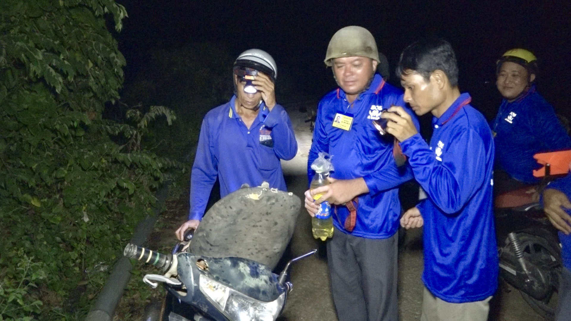 Cựu chiến binh giúp dân sửa xe ban đêm- Ảnh 1. Cựu chiến binh giúp dân sửa xe ban đêm- Ảnh 1.