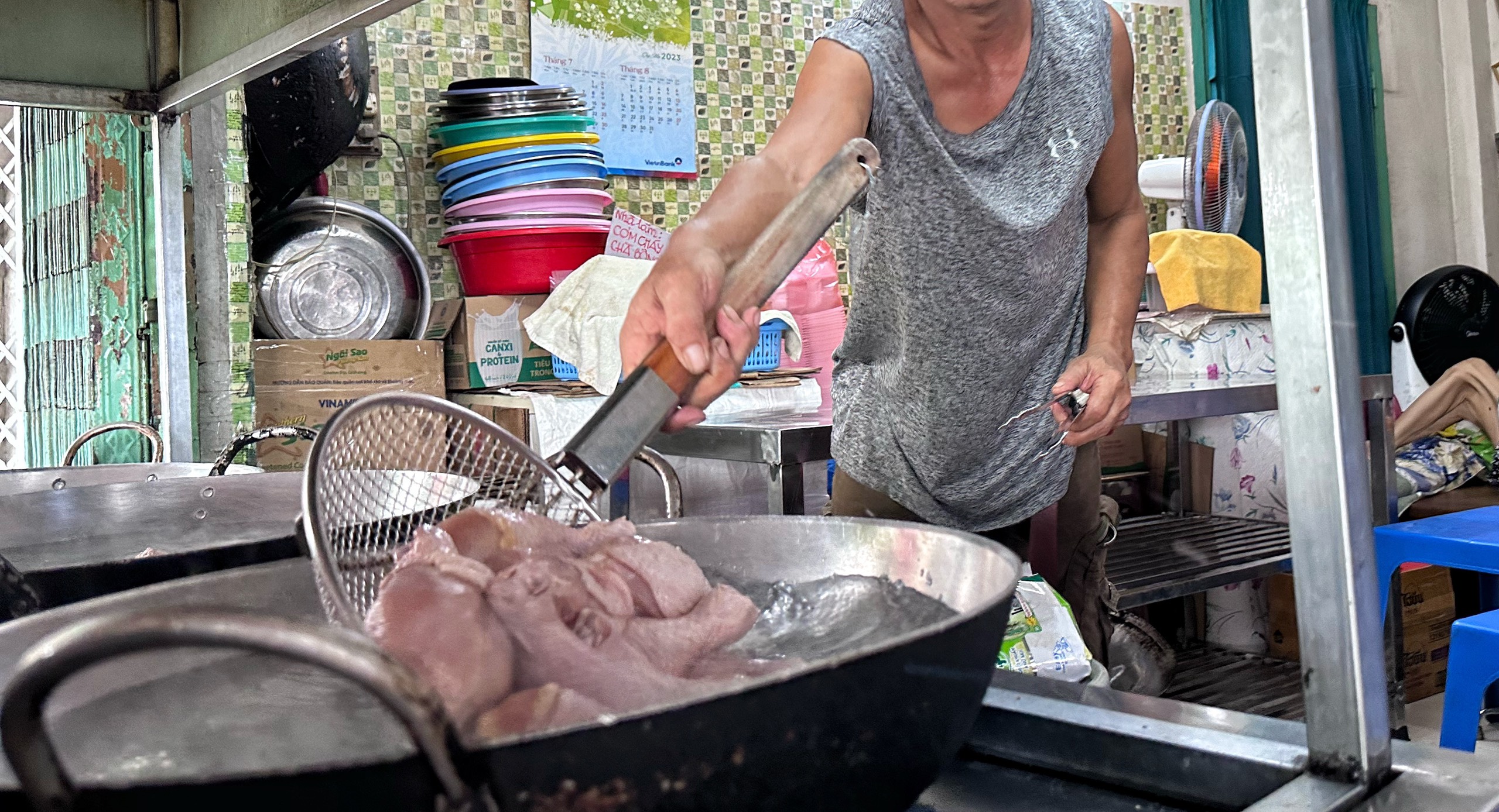 Giám đốc Sở An toàn thực phẩm TP.HCM Phạm Khánh Phong Lan: Cẩn thận khi ăn món tái, sống mùa nắng nóng- Ảnh 3. Giám đốc Sở An toàn thực phẩm TP.HCM Phạm Khánh Phong Lan: Cẩn thận khi ăn món tái, sống mùa nắng nóng- Ảnh 3.