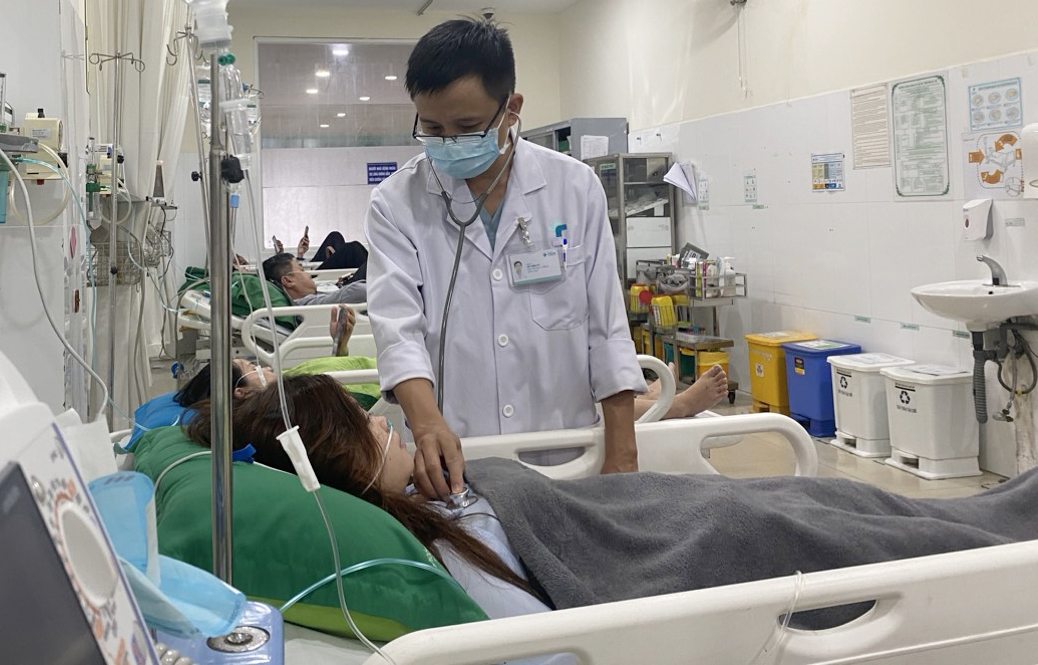 Bác sĩ thăm khám cho nữ bệnh nhân nghi ngộ độc khí CO. Ảnh: Thái Hà