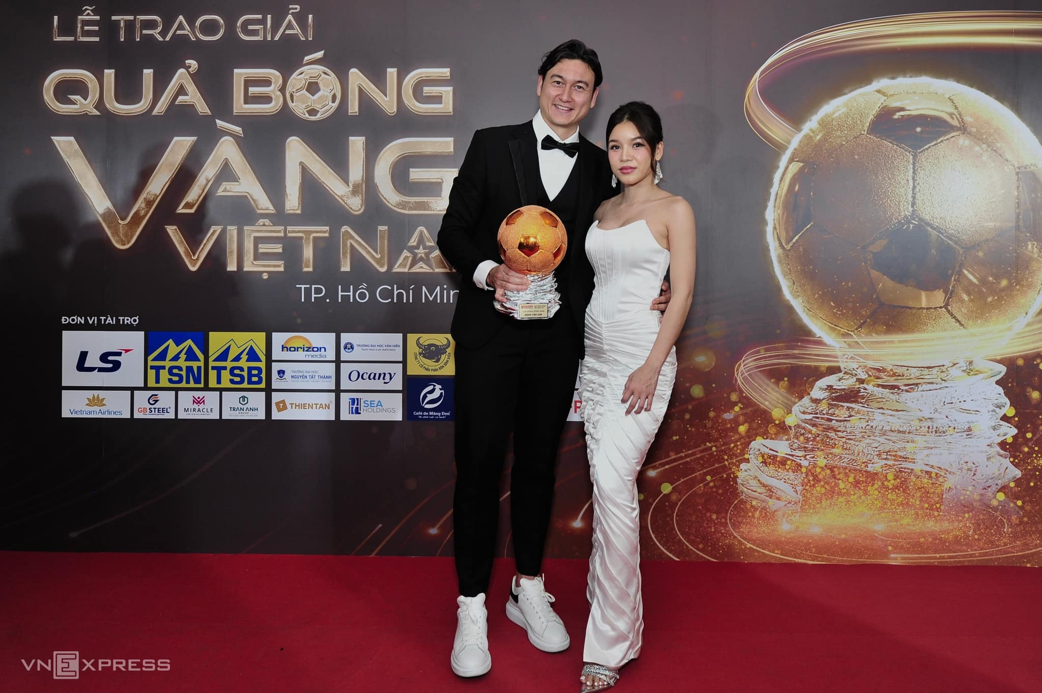 Đặng Văn Lâm chụp cùng bạn gái Yến Xuân sau khi nhận Quả bóng đồng Việt Nam 2023, vào tháng 2/2024. Ảnh: Đức Đồng