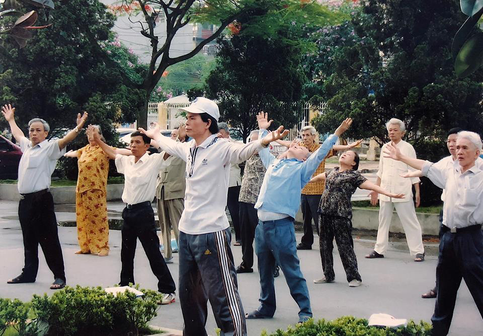 Có phải vẩy tay chữa được nhiều bệnh?- Ảnh 2. Tập luyện khí công rất tốt cho sức khỏe - Ảnh: HÀ LINH