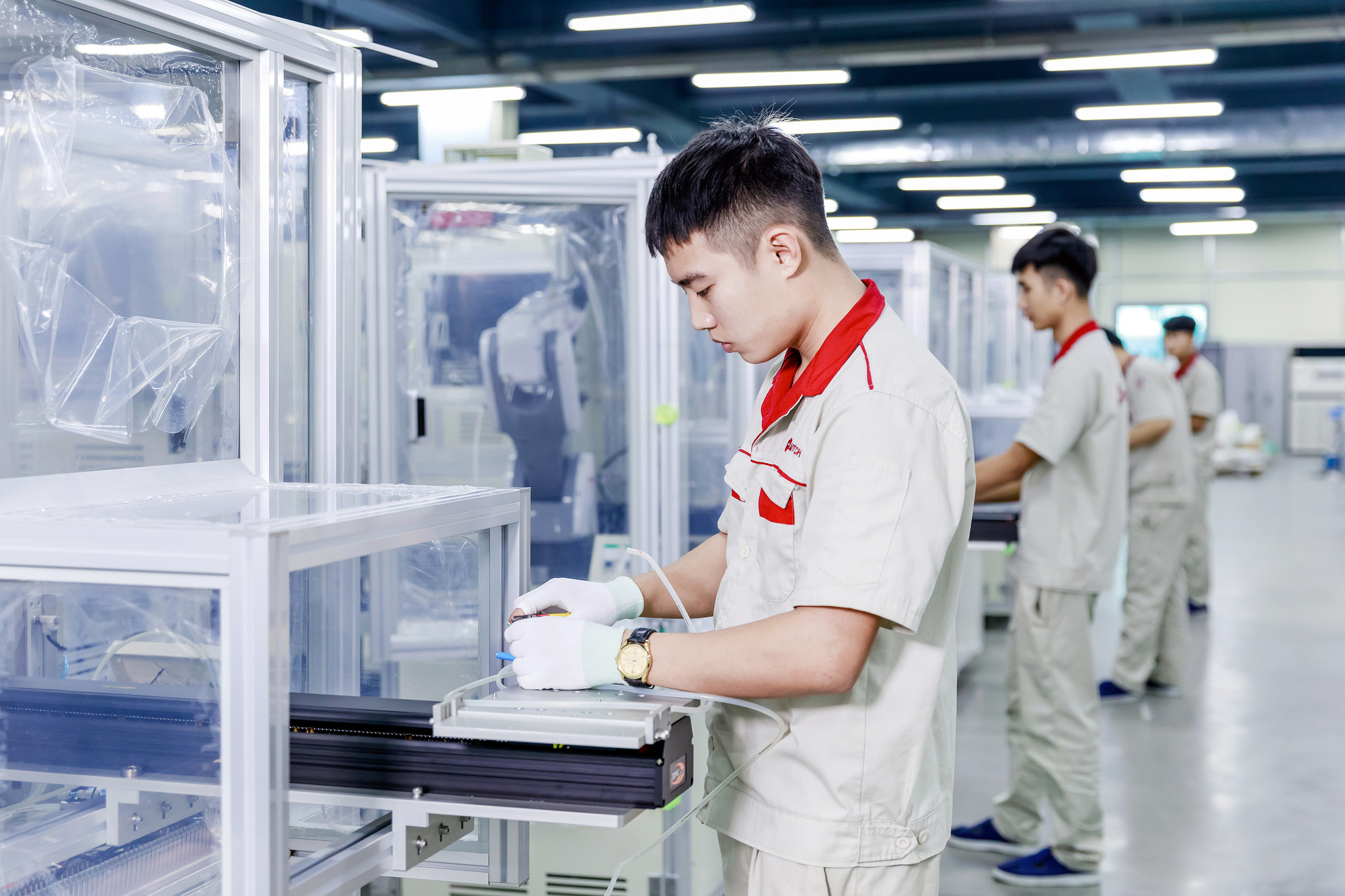 Đón sóng đầu tư từ các chaebol công nghệ- Ảnh 5. Các kỹ sư đang lắp ráp dây chuyền sản xuất tự động hóa của Công ty Autotech để tham gia chuỗi cung ứng toàn cầu - Ảnh: N.KHANG