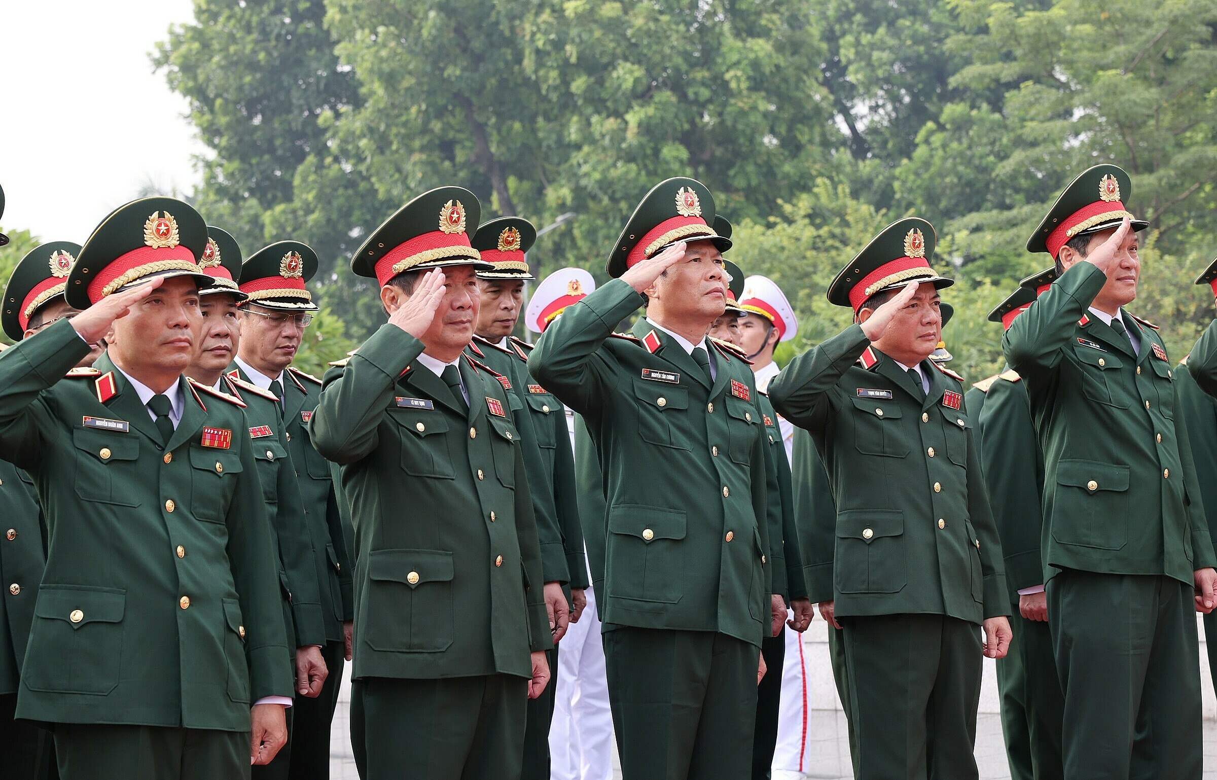 Đoàn Quân ủy Trung ương, Bộ Quốc phòng vào lăng viếng Chủ tịch Hồ Chí Minh. Ảnh: Hoàng Phong