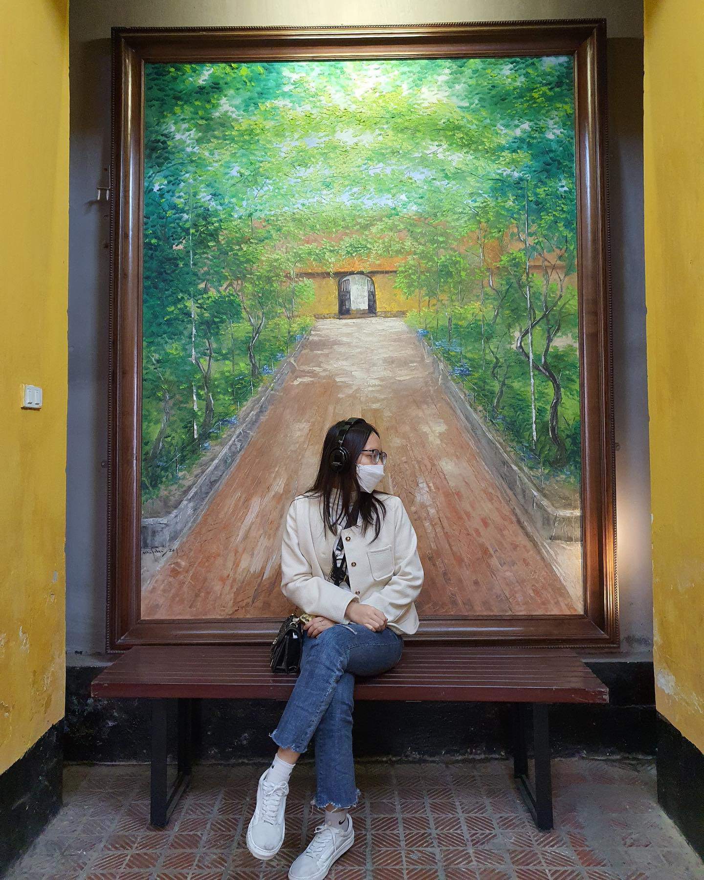 Xu hướng đi xem phim, cà phê, du lịch một mình, vui mà!- Ảnh 1. Hương Giang một mình đến bảo tàng mỹ thuật để tự “chữa lành” - Ảnh: NVCC