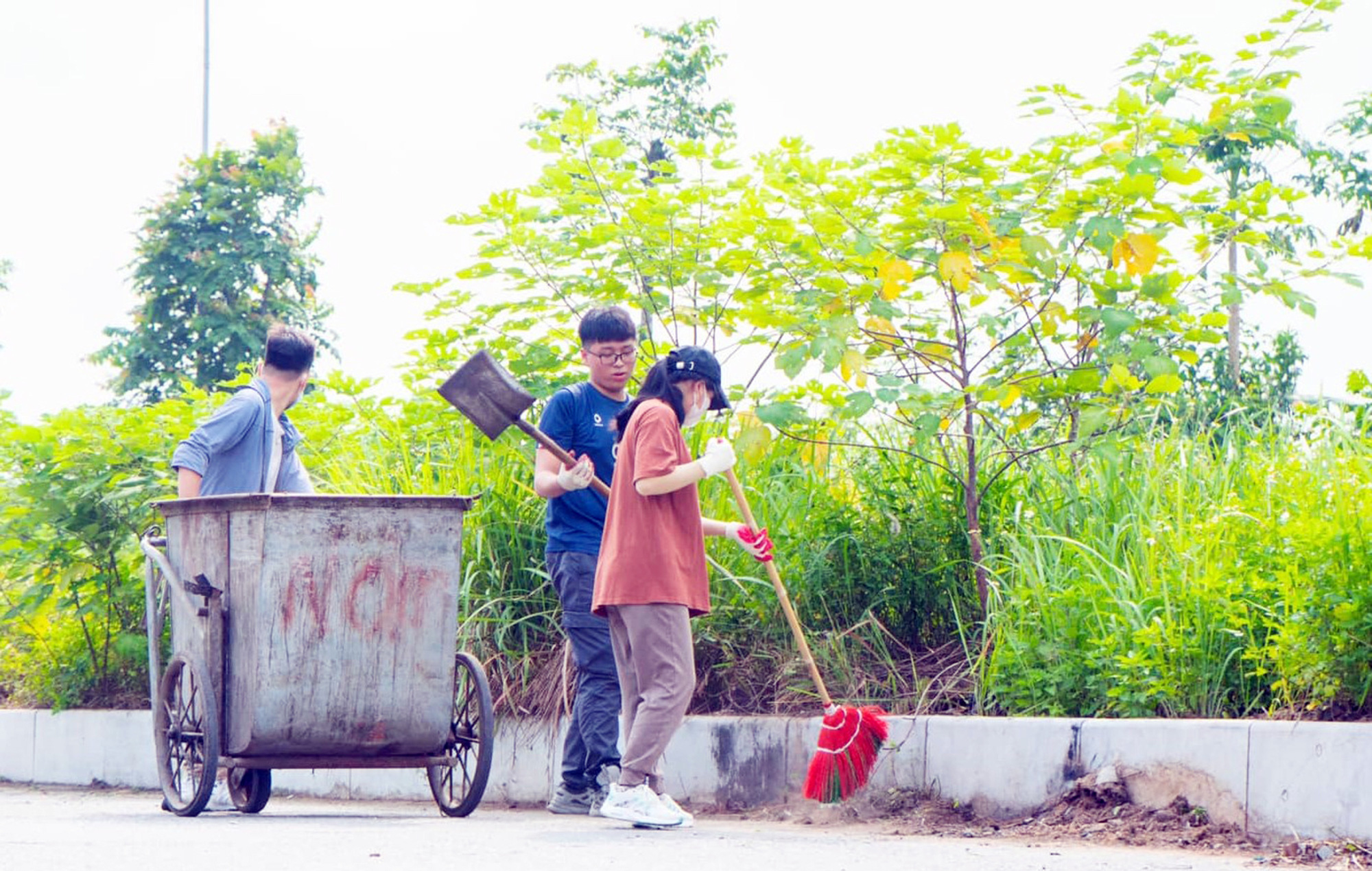 Dọn rác ven đường Dọn rác ven đường