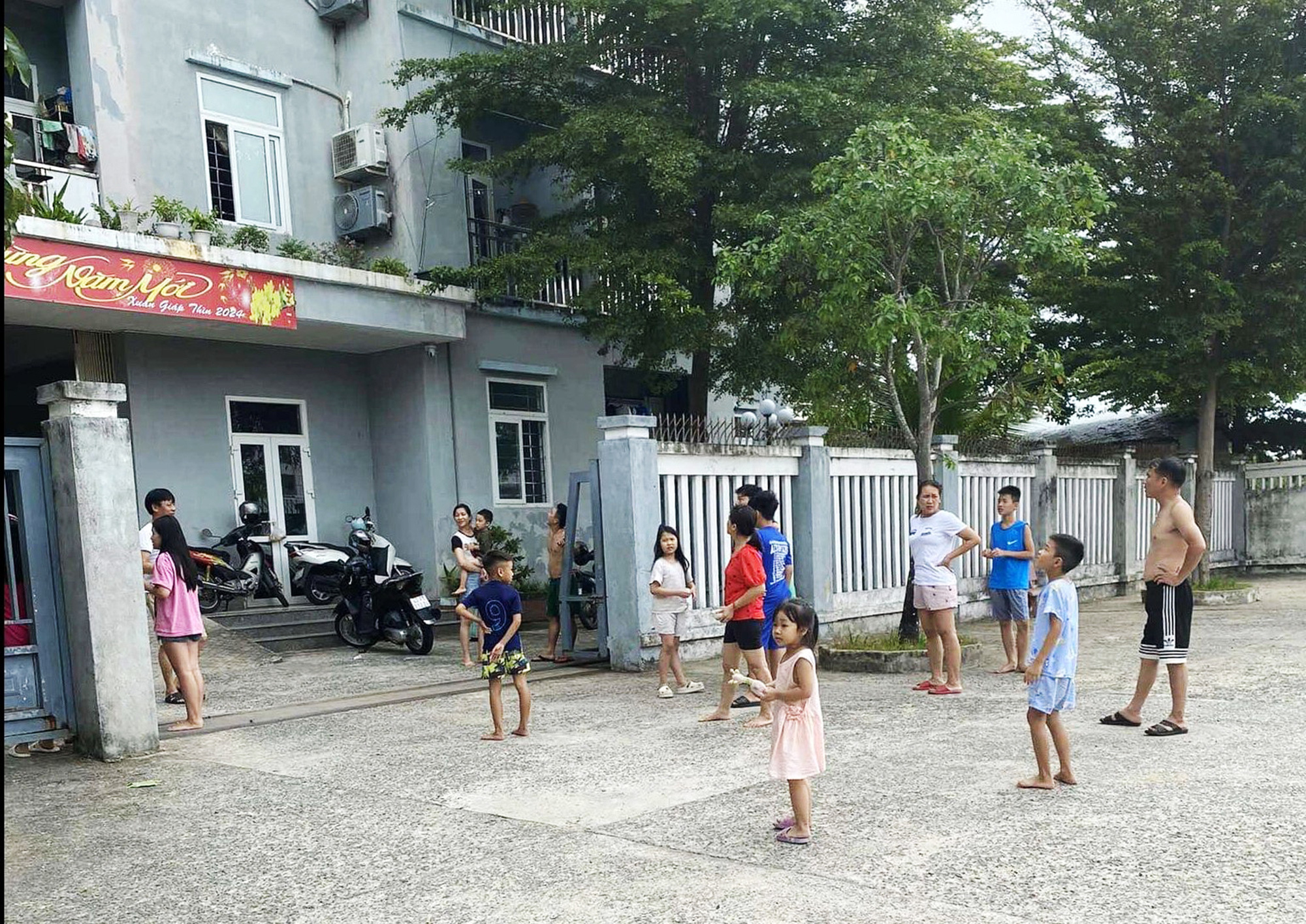 Kon Tum liệu còn xảy ra động đất?- Ảnh 1. Nhiều người ở khu tập thể quân đội 88B Nguyễn Chánh, Đà Nẵng rời khỏi tòa nhà chạy xuống đường sau khi cảm nhận rung lắc - Ảnh: Chị Nguyễn Thị Nhung cung cấp