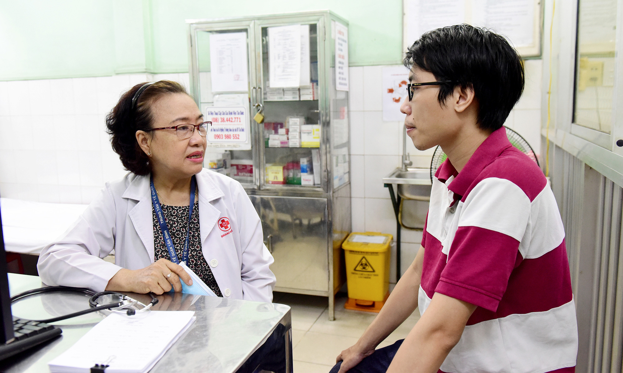 Bác sĩ Vũ Thị Đà thăm khám cho bệnh nhân tại Trạm y tế phường 2, quận Tân Bình chiều 17-7 - Ảnh: DUYÊN PHAN Bác sĩ Vũ Thị Đà thăm khám cho bệnh nhân tại Trạm y tế phường 2, quận Tân Bình chiều 17-7 - Ảnh: DUYÊN PHAN