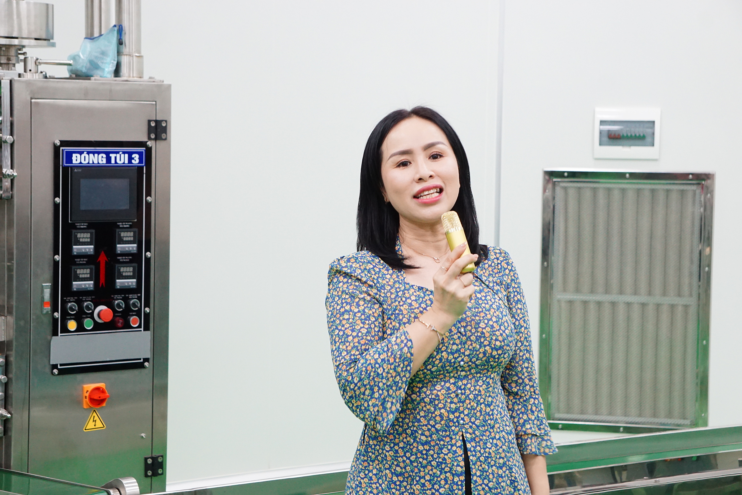 Bà Bùi Thị Phương Thùy, con gái bà Lấn, bên một dây chuyền đóng túi trong nhà máy. Ảnh: Viễn Thông