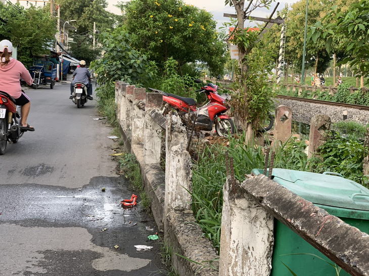 Phá hàng rào vào đường ray xe lửa trồng rau, ươm cây cảnh- Ảnh 4. Nhiều trụ hành lang an toàn đường sắt bị hư hỏng, trơ những thanh thép - Ảnh: HỮU DUY