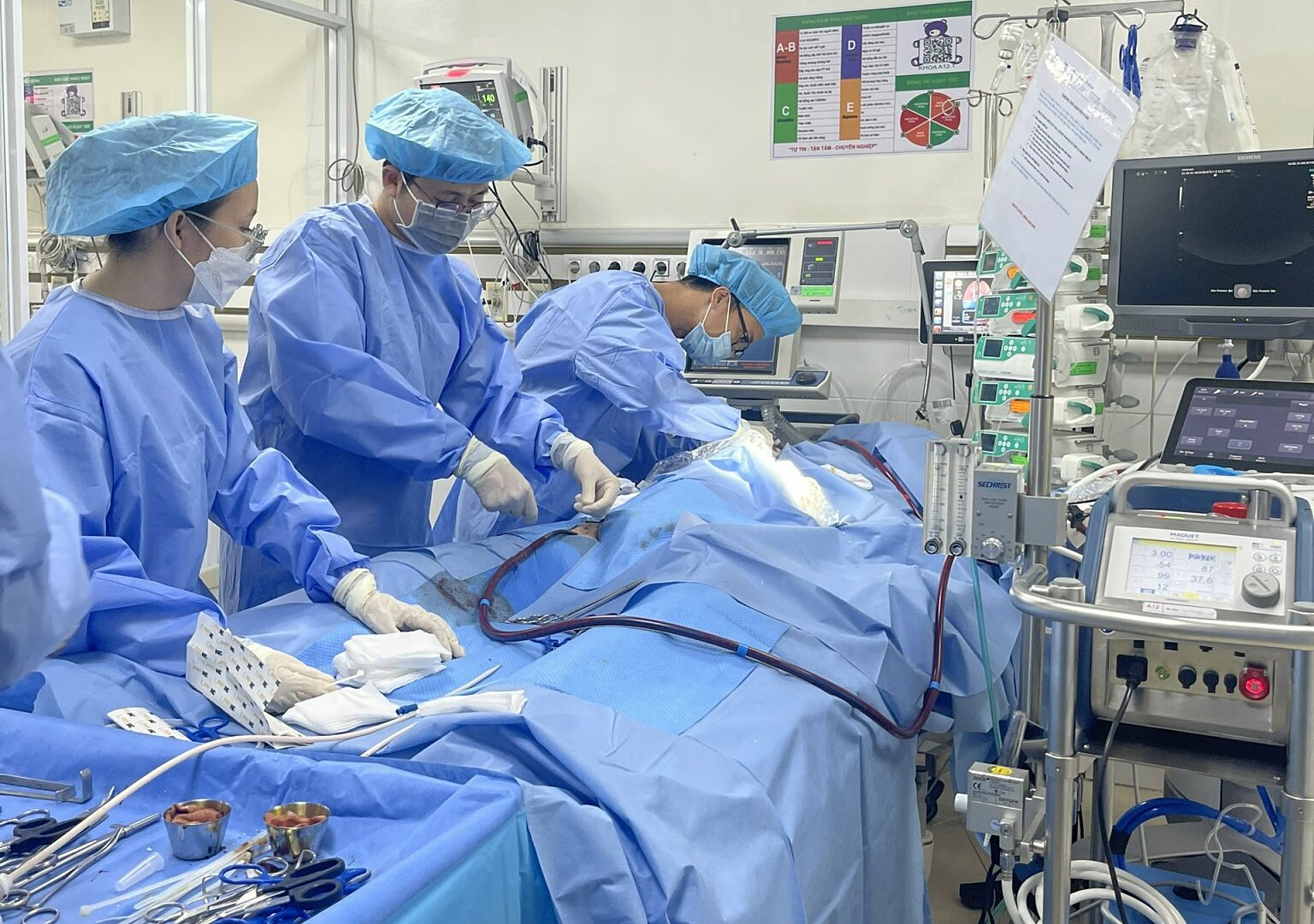 Các bác sĩ Bệnh viện Quân y 175 can thiệp ECMO cho bệnh nhân. Ảnh: Bệnh viện cung cấp