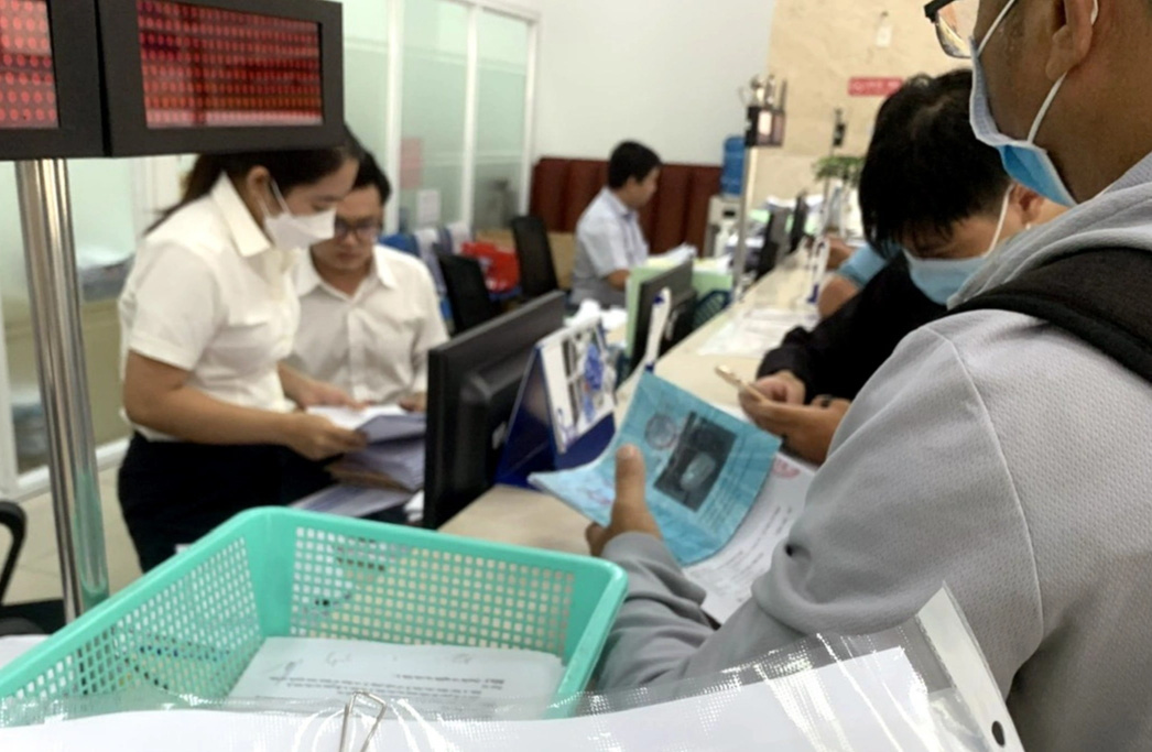 Khi mua bán tài sản có giá trị cao như ô tô, nhà đất..., người bán phải đi chứng nhận độc thân trong thời điểm mua tài sản đó - Ảnh: T.T.D. Khi mua bán tài sản có giá trị cao như ô tô, nhà đất..., người bán phải đi chứng nhận độc thân trong thời điểm mua tài sản đó - Ảnh: T.T.D.
