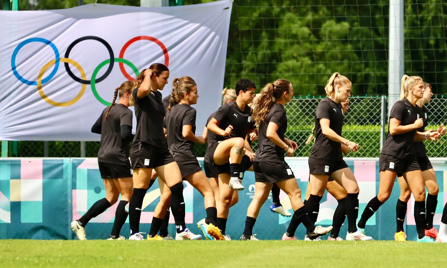 Các tuyển thủ nữ New Zealand trên sân tập ngày 24/7. Ảnh: NZ Football
