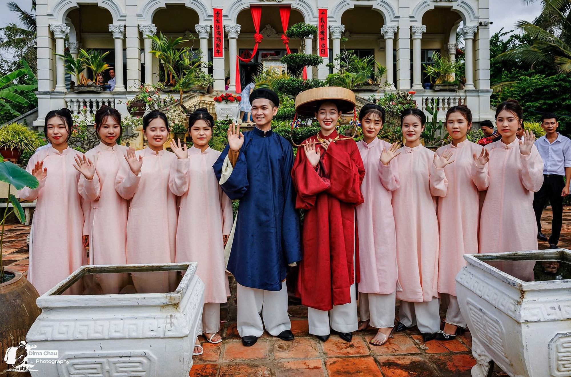 Cô dâu chú rể chụp ảnh cùng các phụ dâu - Ảnh: TRẦN HỮU PHÚ Đám cưới theo phong cách Nam Bộ xưa khiến dân mạng mê mẩn- Ảnh 2.