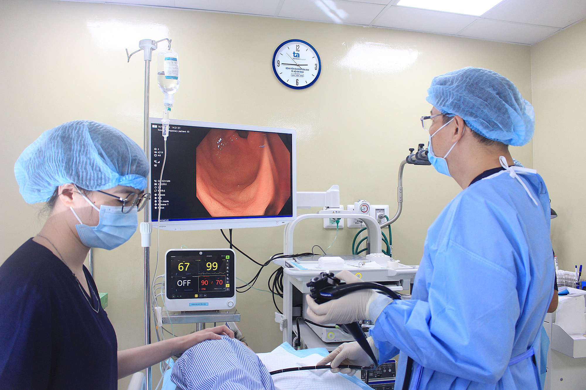 Bác sĩ Hùng (trái) nội soi dạ dày cho bệnh nhân. Ảnh: Bệnh viện Đa khoa Tâm Anh