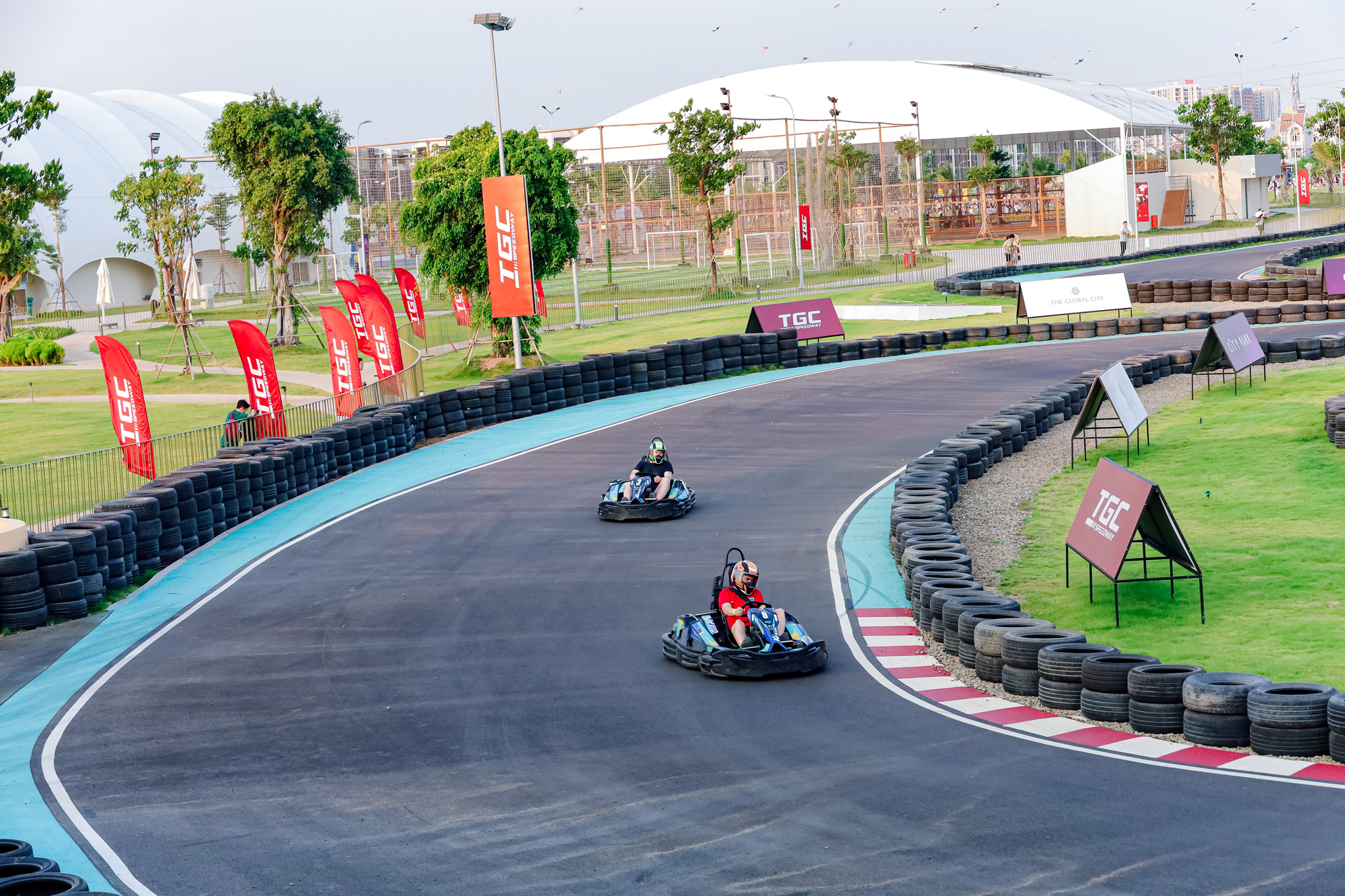 Điểm check in mùa hè mới ở TP.HCM- Ảnh 3. Thử thách tốc độ trên đường đua Go-kart tích hợp dài nhất Đông Nam Á luôn là hoạt động được các bạn trẻ xếp hàng săn