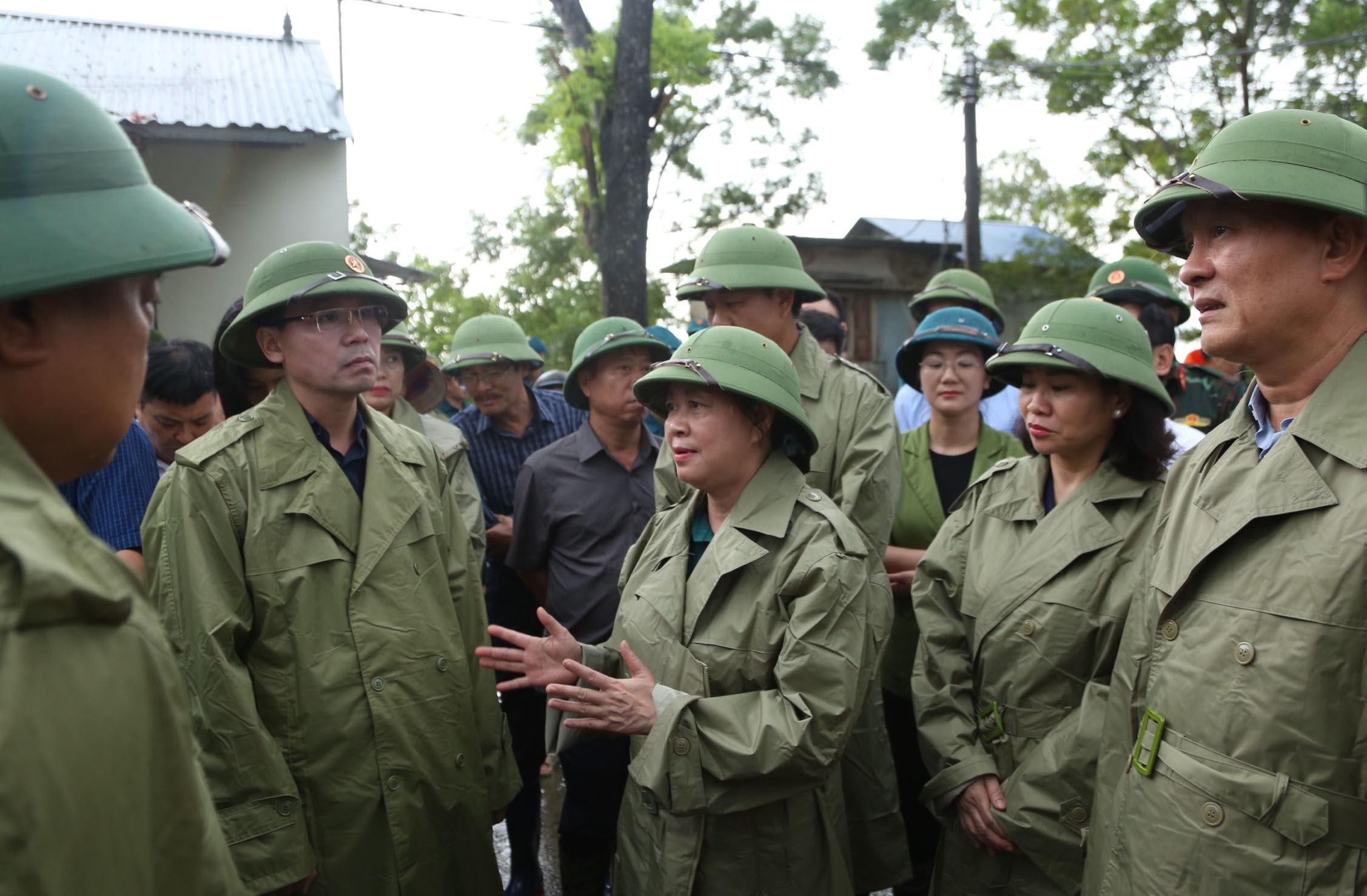 Bí thư Thành ủy Hà Nội Bùi Thị Minh Hoài kiểm tra vùng bị ngập lụt tại huyện Chương Mỹ, chiều 29/7. Ảnh: Hoàng Phong