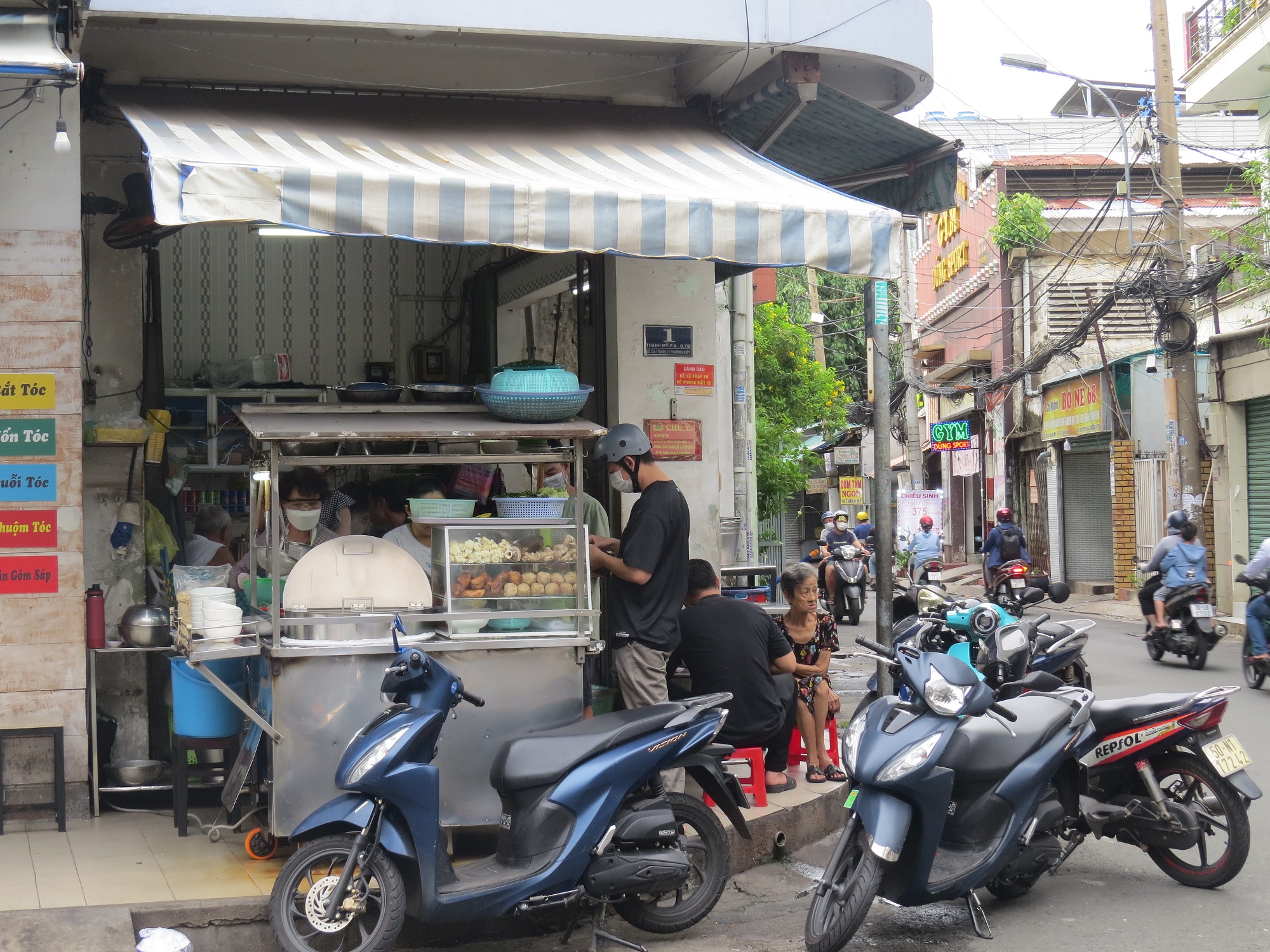 Ăn tô hủ tiếu to bự của bà Chín chỉ 30.000 đồng ở TP.HCM: Xa vẫn đi cho 'đã thèm'- Ảnh 1. Ăn tô hủ tiếu to bự của bà Chín chỉ 30.000 đồng ở TP.HCM: Xa vẫn đi cho 'đã thèm'- Ảnh 1.