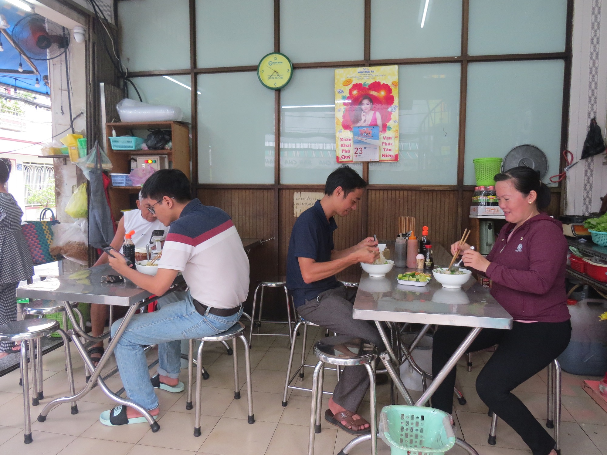 Ăn tô hủ tiếu to bự của bà Chín chỉ 30.000 đồng ở TP.HCM: Xa vẫn đi cho 'đã thèm'- Ảnh 3. Ăn tô hủ tiếu to bự của bà Chín chỉ 30.000 đồng ở TP.HCM: Xa vẫn đi cho 'đã thèm'- Ảnh 3.