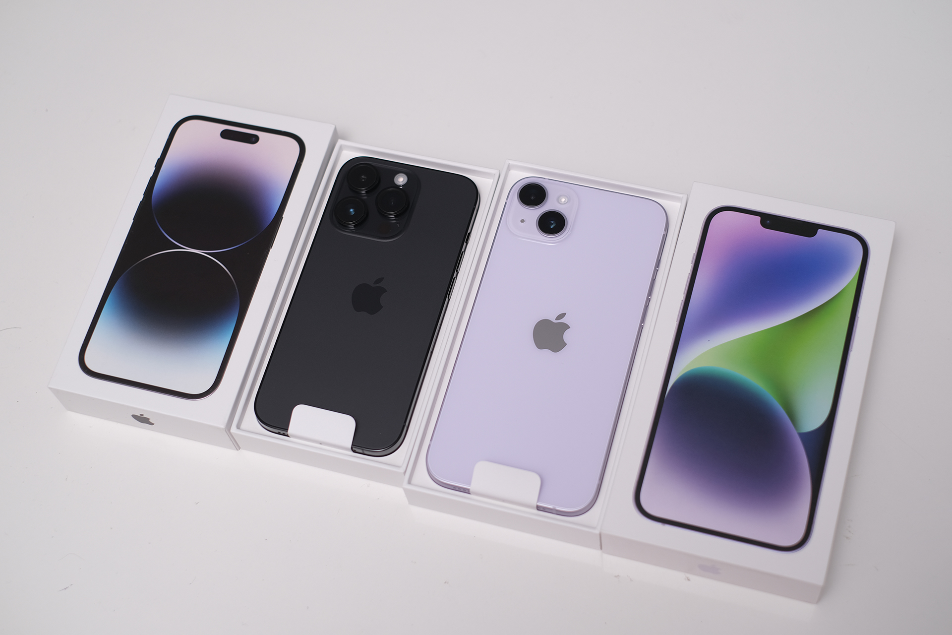 iPhone 14 Pro (màu đen) và iPhone 14 Plus (màu tím). Ảnh: Tuấn Hưng