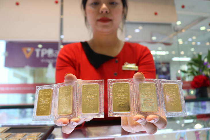 Giá vàng miếng SJC giảm thêm nửa triệu đồng/lượng- Ảnh 1. Giá vàng miếng SJC vẫn cách biệt khá xa so với giá vàng thế giới - Ảnh: NGỌC PHƯỢNG