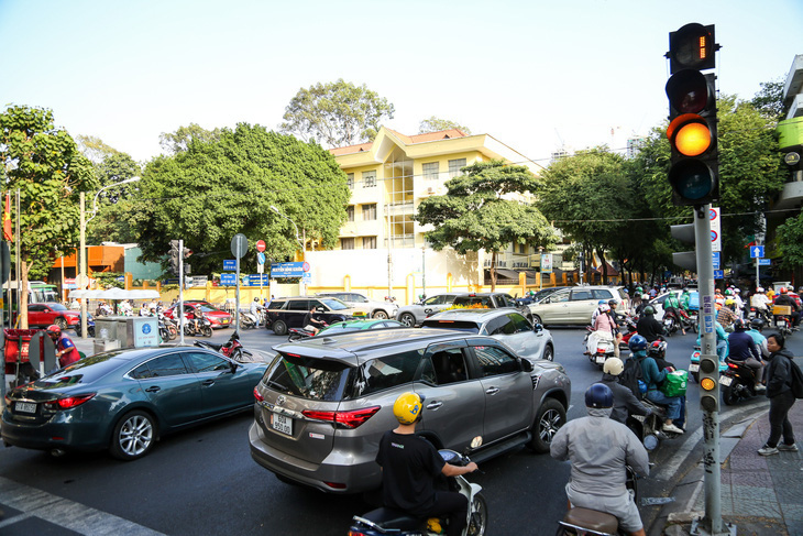 Nghiên cứu chỉ bỏ đèn đếm ngược ở pha đèn đỏ tại TP.HCM- Ảnh 1. Sở Giao thông vận tải TP.HCM đang nghiên cứu chỉ bỏ đèn đếm ngược ở pha đèn đỏ - Ảnh: PHƯƠNG QUYÊN