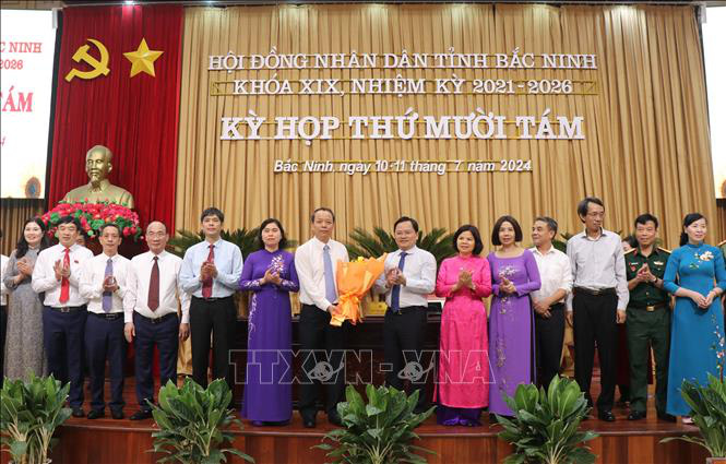 Miễn nhiệm chức chủ tịch UBND tỉnh Bắc Ninh với bà Nguyễn Hương Giang- Ảnh 1. Bà Nguyễn Hương Giang (thứ 6 từ phải qua) tại kỳ họp HĐND - Ảnh: TTXVN