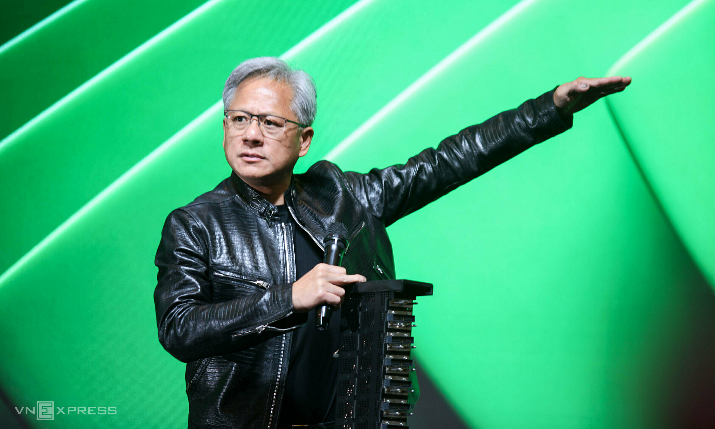 CEO Nvidia Jensen Huang giới thiệu GPU chuyên dụng để đào đạo AI tại Triển lãm Computex 2024 tại Đài Loan, hồi tháng 6/2024. Ảnh: Khương Nha