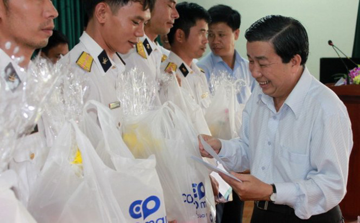 Trao gởi quà từ đất liền cho các trường học ở Trường Sa- Ảnh 3. Quà Tết trao tặng gia đình chiến sĩ Trường Sa
