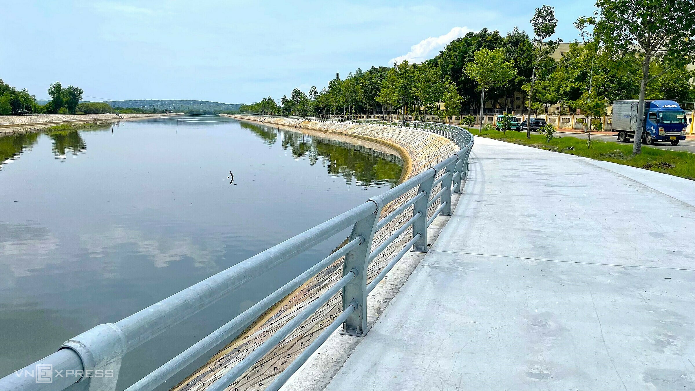 Đường bê tông và lan can dọc bờ sông dần ra rừng ngập mặn. Ảnh: Việt Quốc