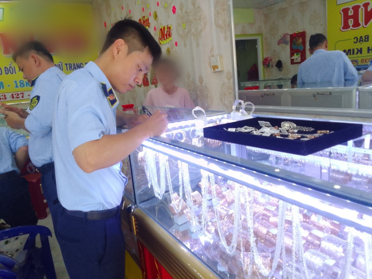 Xử phạt nhiều tiệm vàng ở Cần Thơ không niêm yết giá- Ảnh 1. Lực lượng quản lý thị trường kiểm tra tiệm vàng trang sức tại quận Ô Môn - Ảnh: Cục QTTT TP Cần Thơ cung cấp
