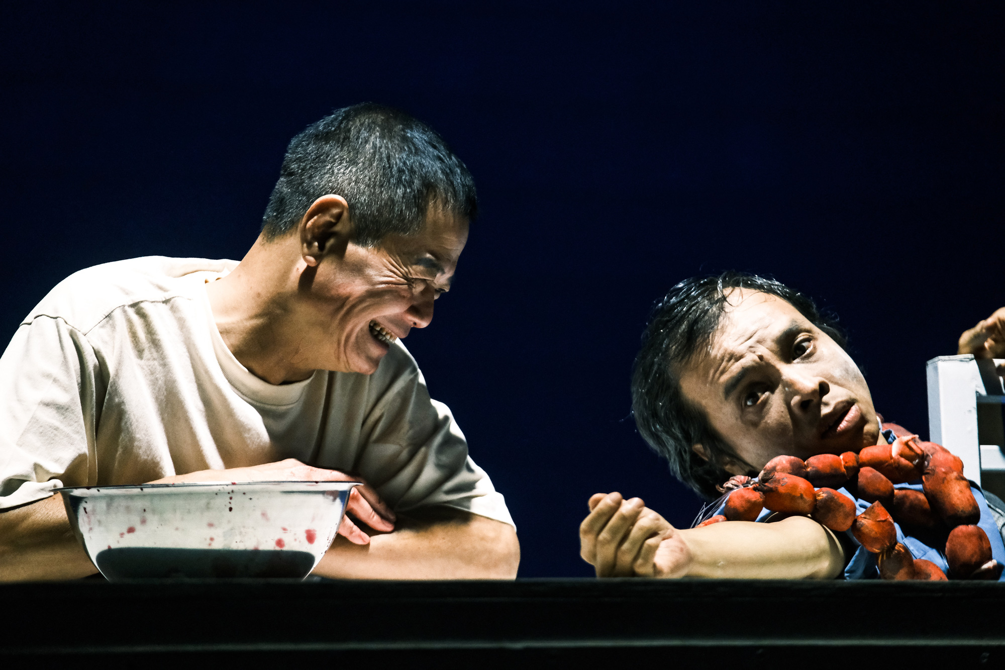 Cuộc đối đầu gay gắt giữa hồn Trương Ba với xác thân anh hàng thịt - Ảnh: MAI THƯƠNG Cuộc đối đầu gay gắt giữa hồn Trương Ba với xác thân anh hàng thịt - Ảnh: MAI THƯƠNG