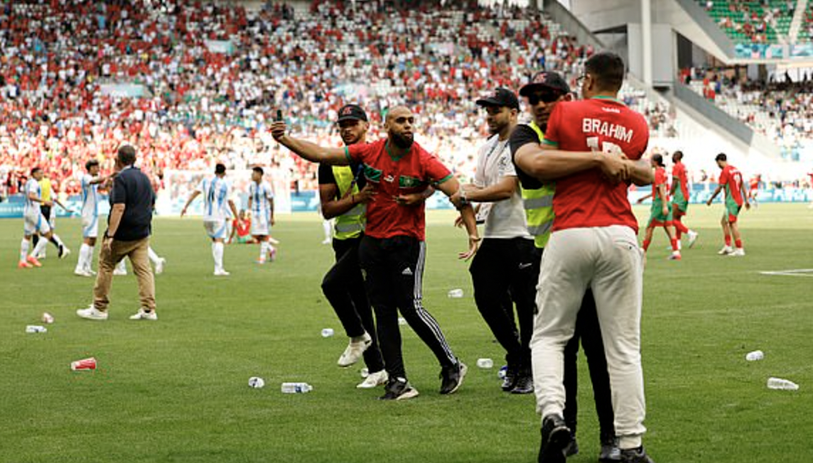 Khán giả Morocco tràn xuống sân sau khi Argentina gỡ hòa 2-2. Ảnh: Reuters