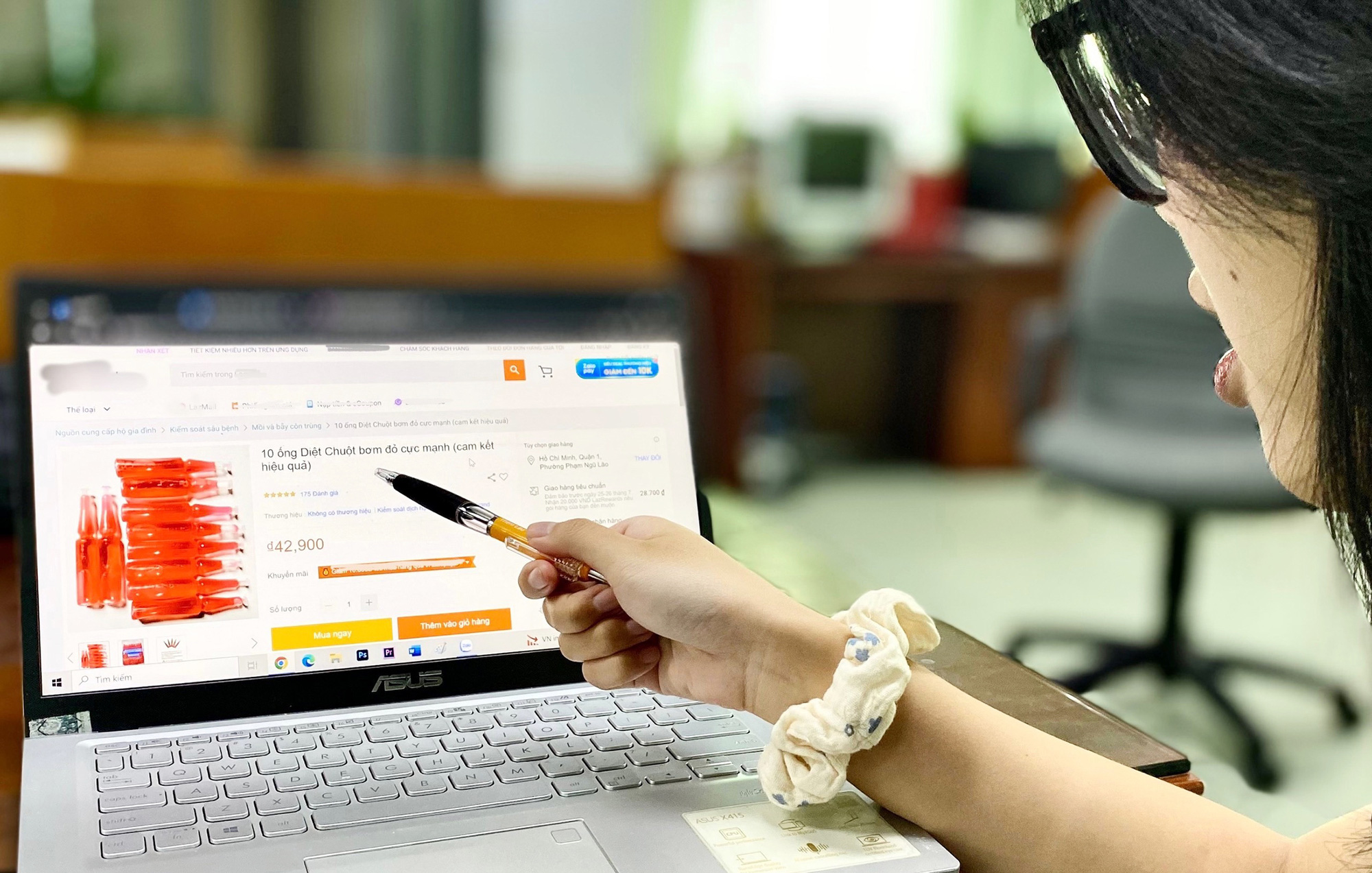 Thuốc diệt chuột giá rẻ, được đựng trong các ống dài, màu đỏ dạng lỏng như xi rô được rao bán trên các sàn thương mại điện tử - Ảnh: TIẾN QUỐC Phát sợ khi hóa chất độc hại dễ mua, dễ bán- Ảnh 4.
