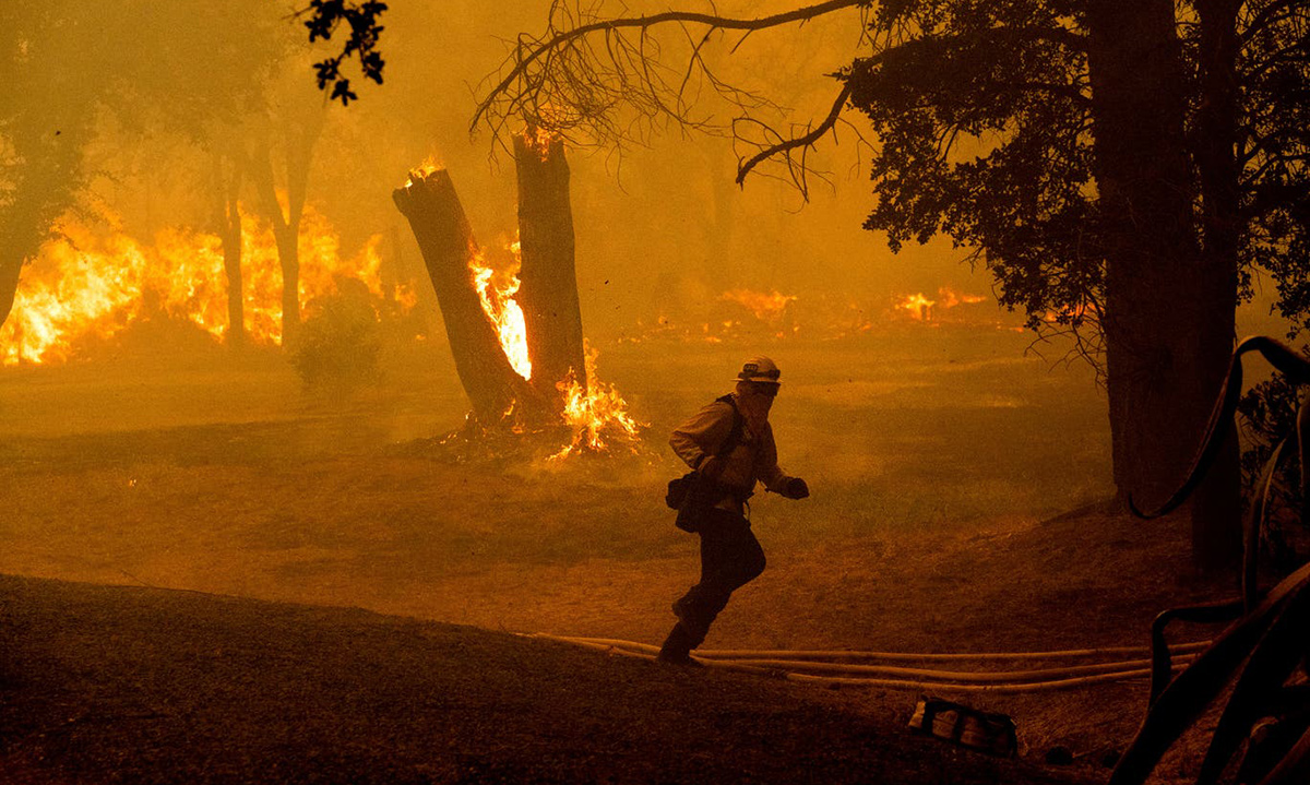 Lính cứu hỏa chiến đấu với đám cháy ở Oroville, bang California, Mỹ. Ảnh: Independent