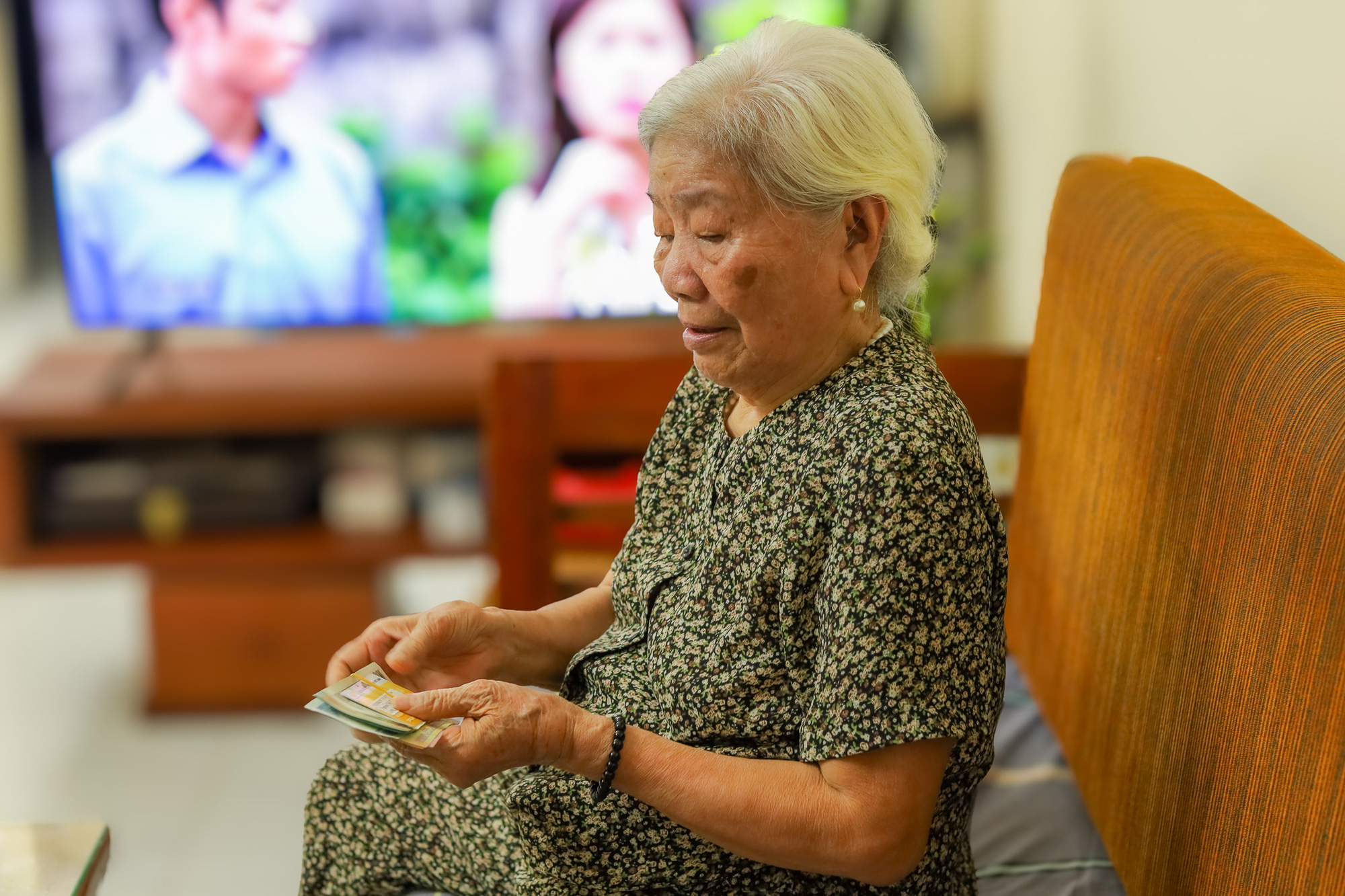 Người cao tuổi có lương hưu, trợ cấp bảo hiểm xã hội sẽ bớt gánh nặng cho con cháu khi già yếu - Ảnh: THÚY TRANG Người cao tuổi có lương hưu, trợ cấp bảo hiểm xã hội sẽ bớt gánh nặng cho con cháu khi già yếu - Ảnh: THÚY TRANG