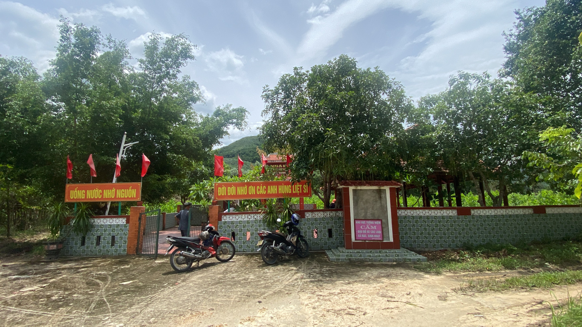 Nhà bia tưởng niệm 21 liệt sĩ ở Trại Tiệp được xây dựng từ nguồn vận động của bà Bích - Ảnh: B.D. Nữ cựu binh vận động xây đài tưởng niệm liệt sĩ- Ảnh 3.
