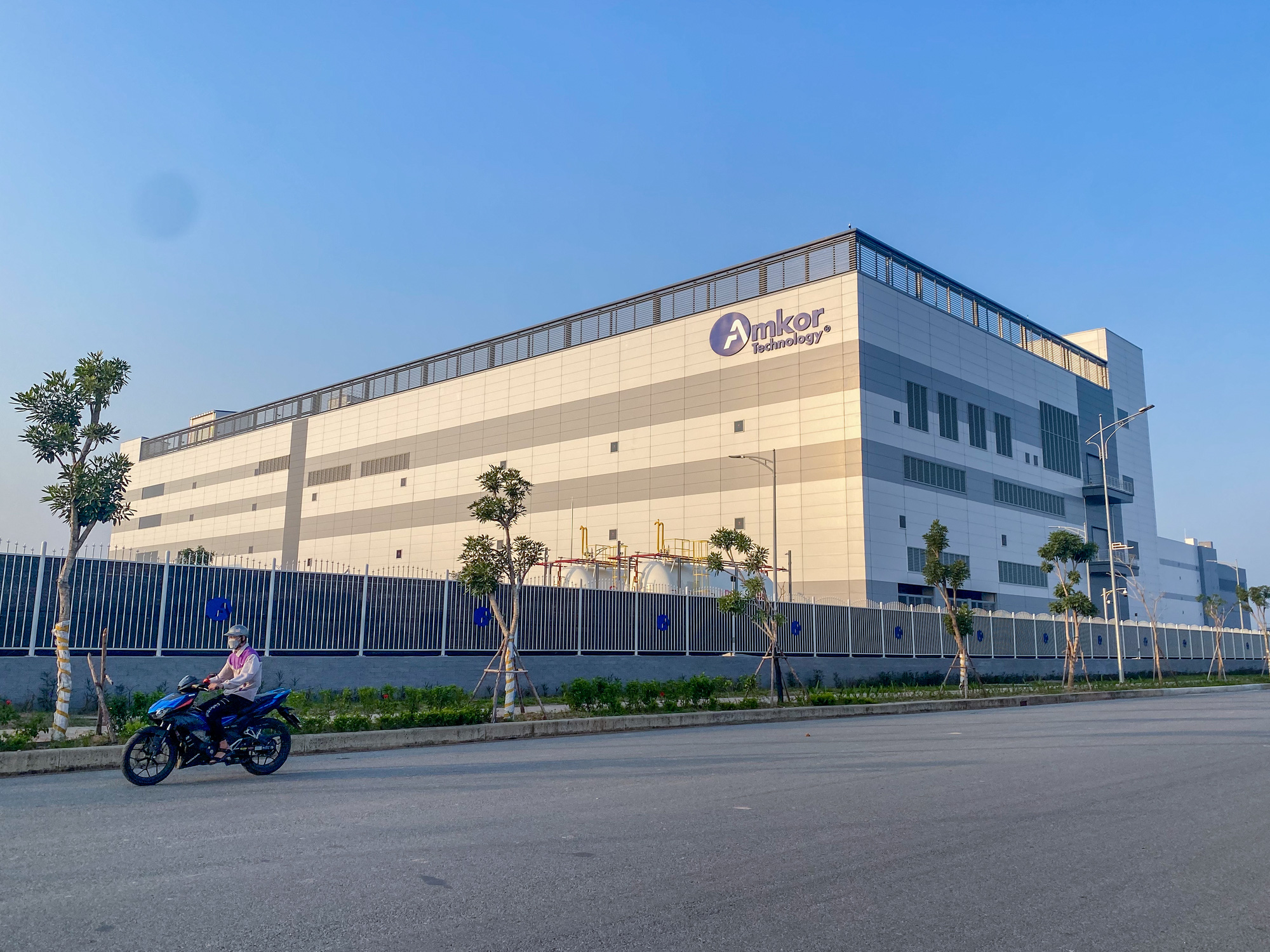 Nhà máy bán dẫn công nghệ cao của Amkor Technology tại tỉnh Bắc Ninh - Ảnh: HÀ QUÂN Nhà máy bán dẫn công nghệ cao của Amkor Technology tại tỉnh Bắc Ninh - Ảnh: HÀ QUÂN