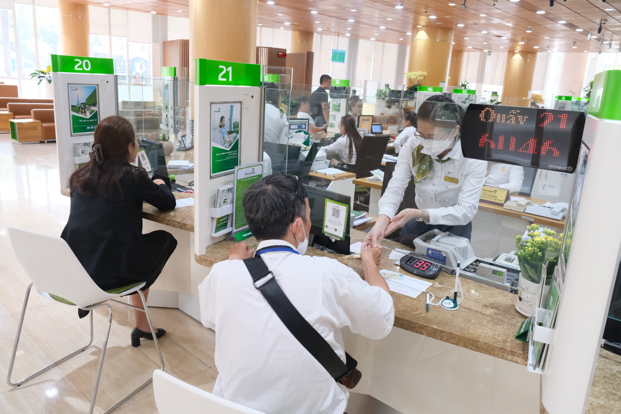 Muốn mua vàng online, phải có tài khoản tại ngân hàng- Ảnh 1. Từ hôm nay, chỉ các khách hàng cá nhân có tài khoản thanh toán mở tại Ngân hàng Vietcombank và đang hoạt động mới có thể đăng ký mua vàng miếng SJC trực tuyến - Ảnh: PHƯƠNG QUYÊN