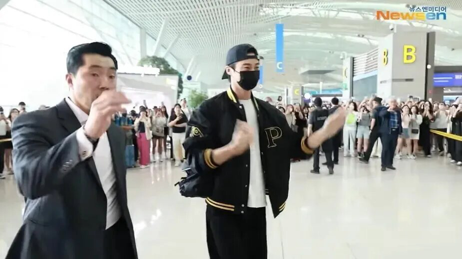Mỹ nam 'Cõng anh mà chạy' lao đao sau scandal lạm quyền tại sân bay- Ảnh 3. Mỹ nam 'Cõng anh mà chạy' lao đao sau scandal lạm quyền tại sân bay- Ảnh 3.