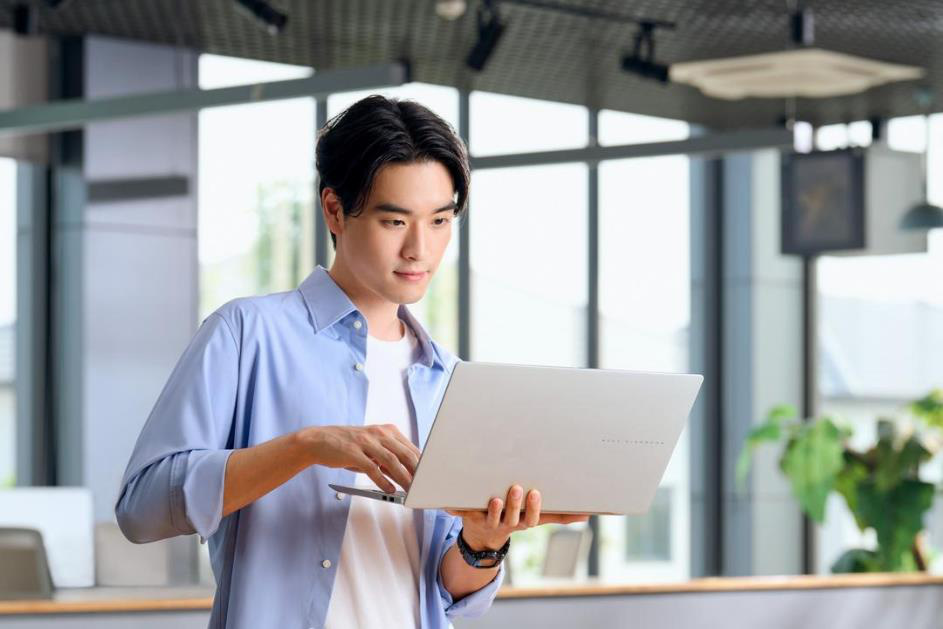 Laptop AI Vivobook S 15: Copilot+ PC, thiết kế mỏng nhẹ- Ảnh 3. Laptop AI Vivobook S 15: Copilot+ PC, thiết kế mỏng nhẹ- Ảnh 3.