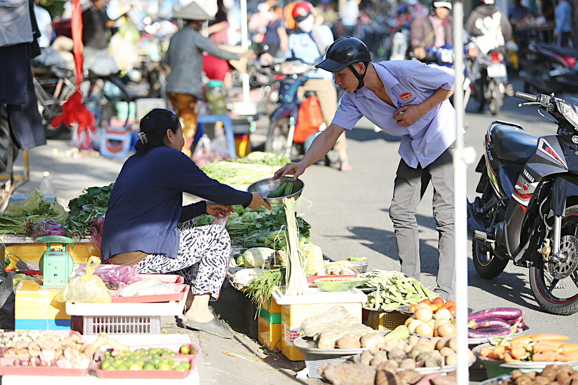 Giữ nguyên mức giảm trừ gia cảnh: Niềm vui tăng lương chưa trọn vẹn- Ảnh 2. Nhiều mặt hàng thiết yếu tăng giá khiến người lao động chi tiêu càng thêm khó - Ảnh: PHƯƠNG QUYÊN
