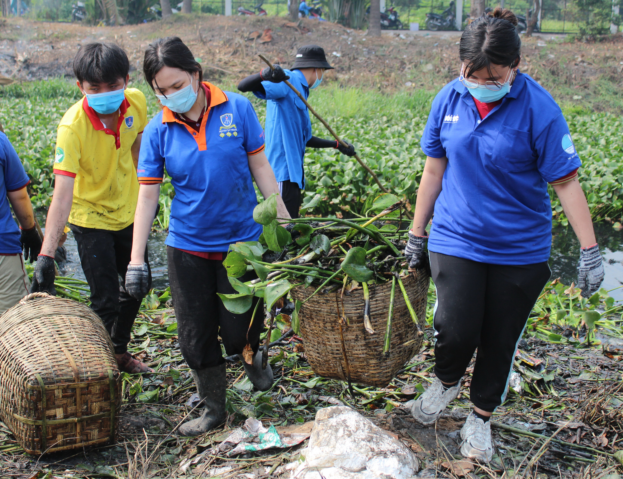 Các bạn trẻ TPHCM cùng nhau tổng vệ sinh, khơi thông dòng chảy kênh rạch của thành phố Các bạn trẻ TP.HCM cùng hành động xanh, khơi thông dòng chảy kênh rạch của thành phố - Ảnh: Q.LINH