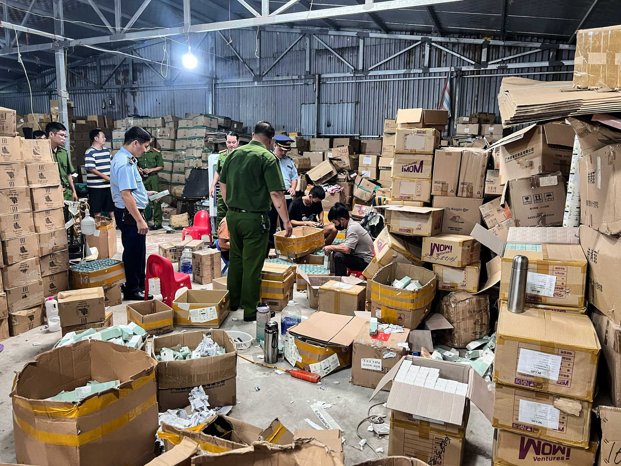 Phát hiện và thu giữ hơn 50.000 sản phẩm kem đánh răng trẻ em, mỹ phẩm hết hạn được làm mới hạn sử dụng - Ảnh: Tổng cục QLTT Phát hiện và thu giữ hơn 50.000 sản phẩm kem đánh răng trẻ em, mỹ phẩm hết hạn được làm mới hạn sử dụng - Ảnh: Tổng cục QLTT