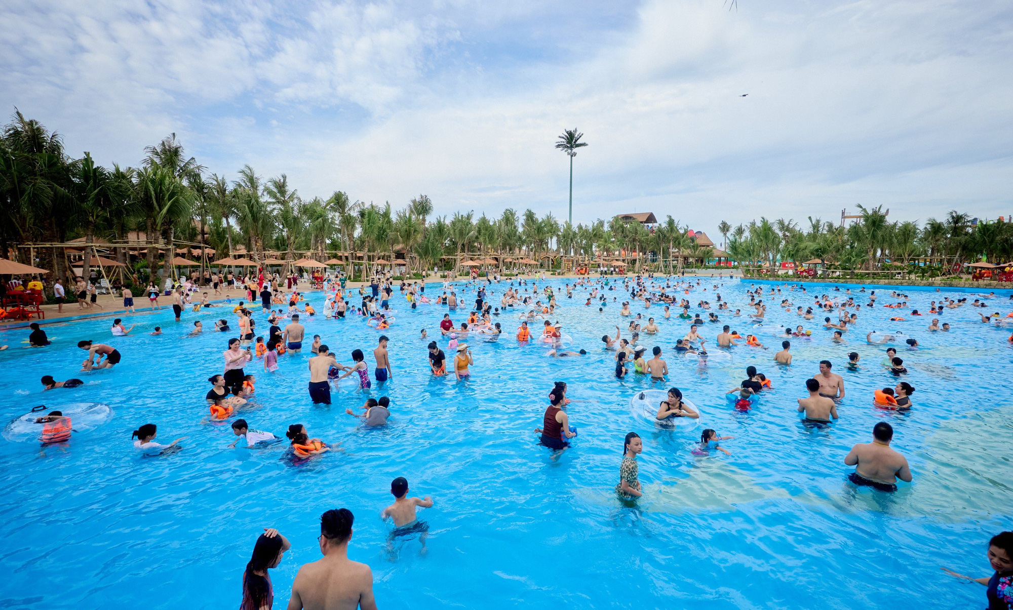 Công viên nước Sầm Sơn khai trương, đón 4.000 khách trong một giờ- Ảnh 4. Rất đông du khách đến với công viên nước Sầm Sơn (Thanh Hóa) chiều 30-6 - Ảnh: Tập đoàn Sun Group cung cấp