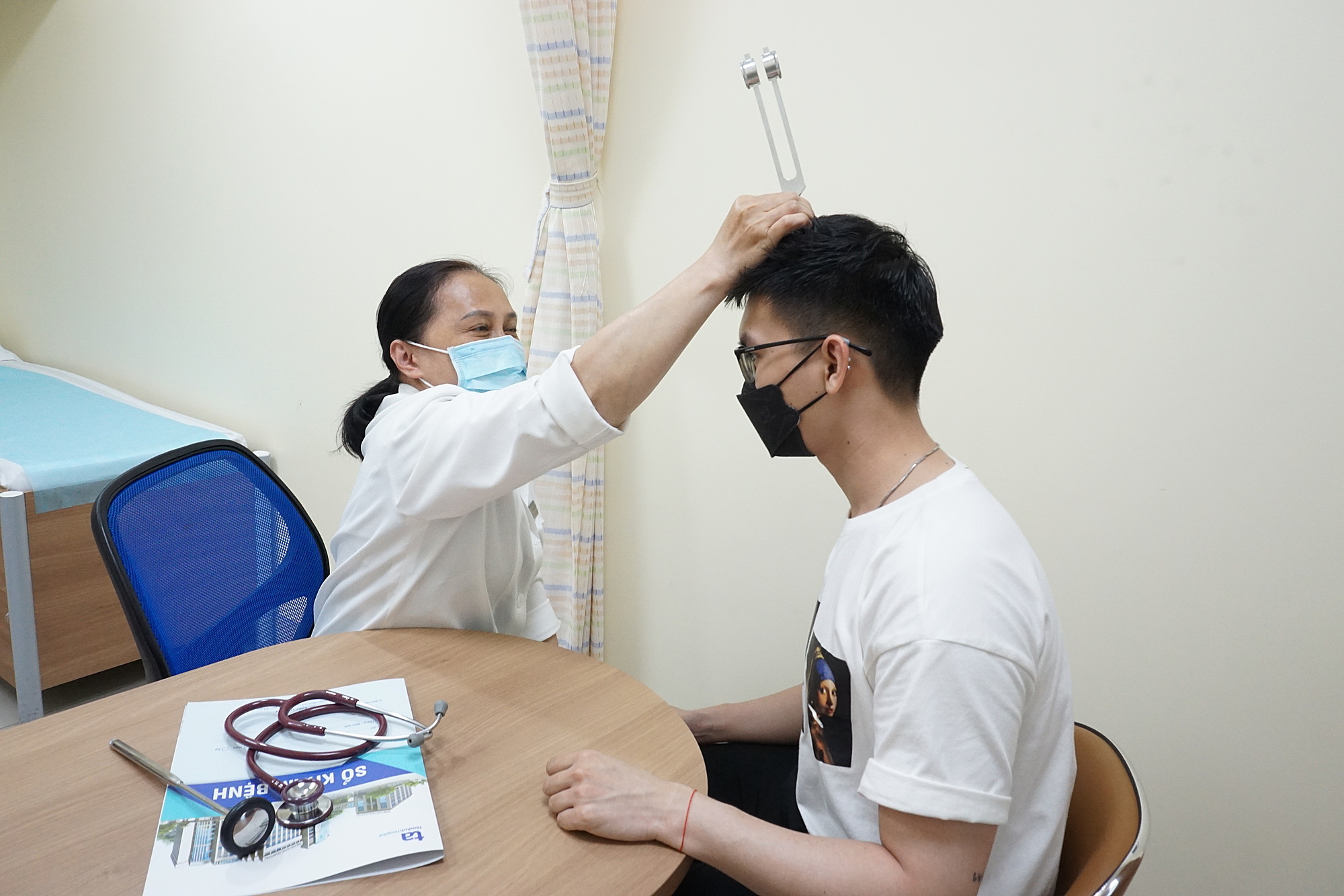 Bác sĩ khám sức khỏe thần kinh cho người bệnh tại Bệnh viện Tâm Anh. Ảnh minh họa: Bệnh viện cung cấp
