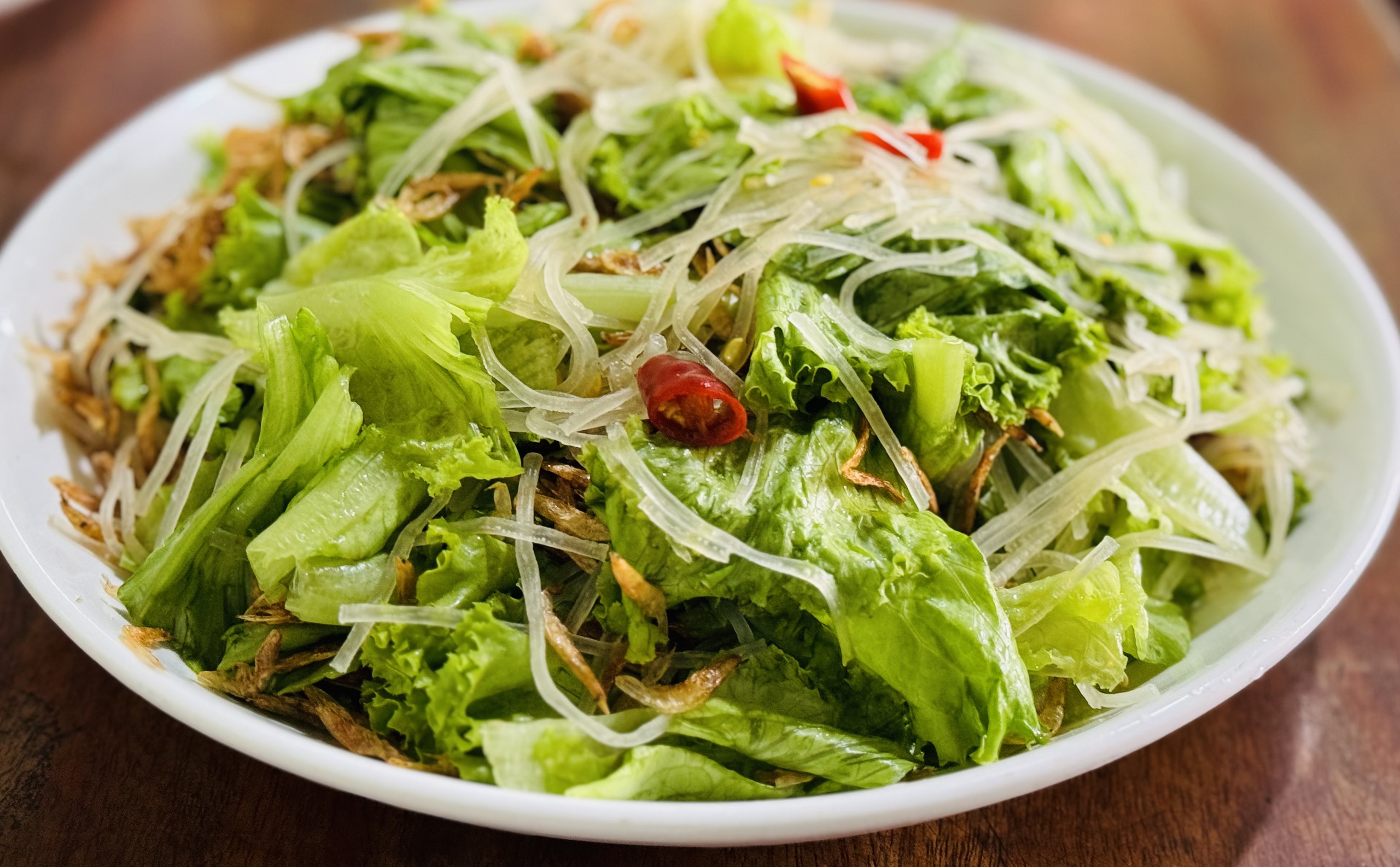 Hương vị quê hương: Ruốc trộn- Ảnh 1. Chỉ 3 thứ ruốc rang, bún mì và xà lách mà thành món ngon khó cưỡng
