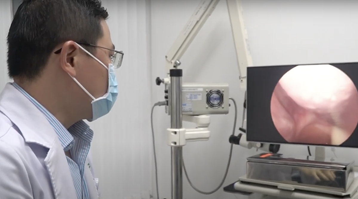 Bác sĩ điều trị ngưng thở khi ngủ. Ảnh: Mỹ Linh