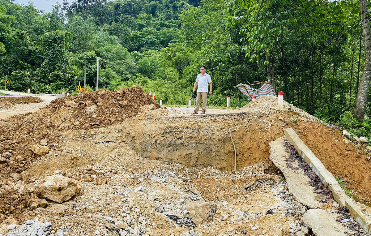 Một điểm sụt lún trên quốc lộ 16 đoạn qua xã Châu Kim, huyện Quế Phong. Ảnh: Hùng Lê