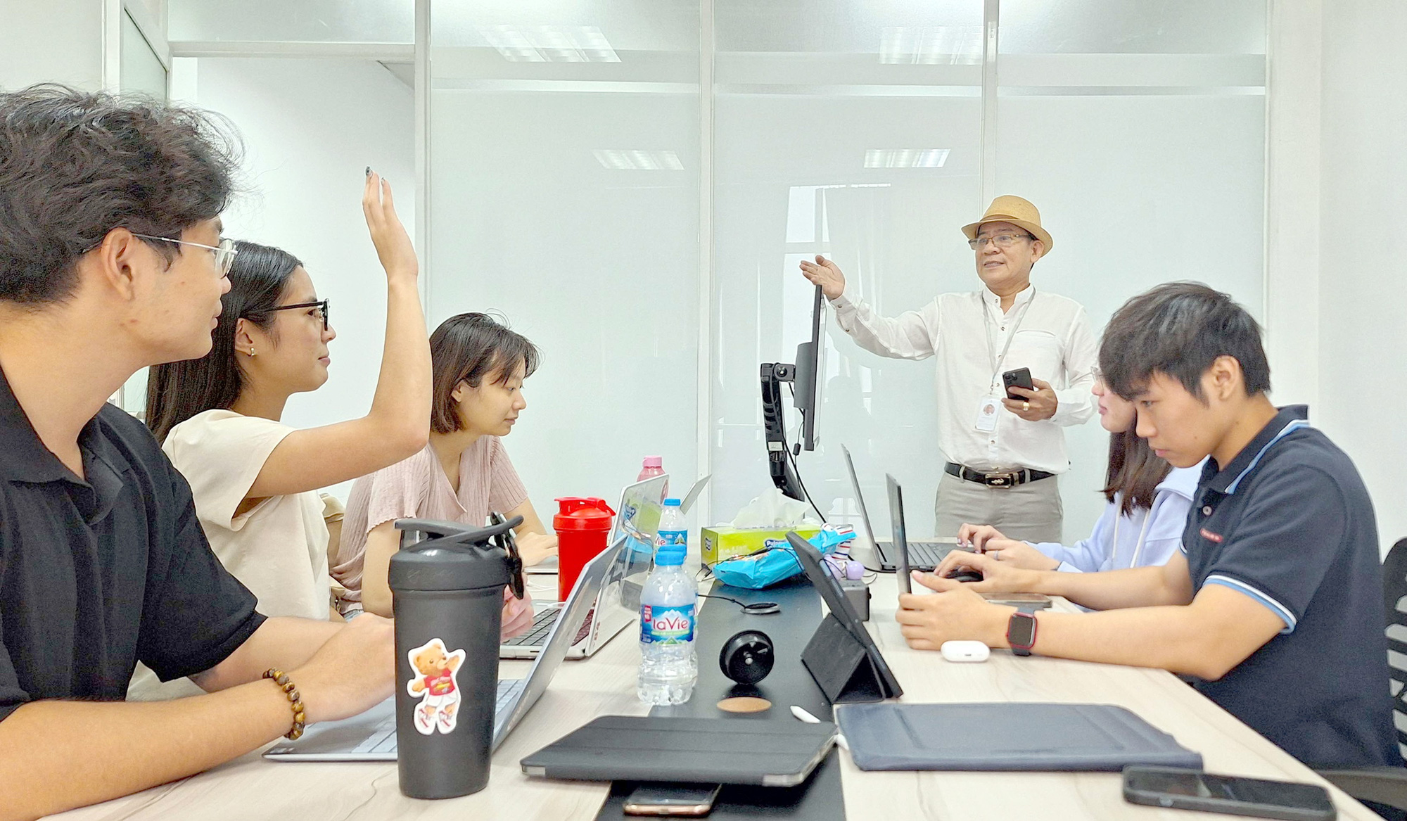 Sinh viên quốc tế đến TP.HCM thực tập- Ảnh 1. Nhóm sinh viên Singapore trong một buổi họp tại công ty thực tập ở TP.HCM - Ảnh: TRỌNG NHÂN